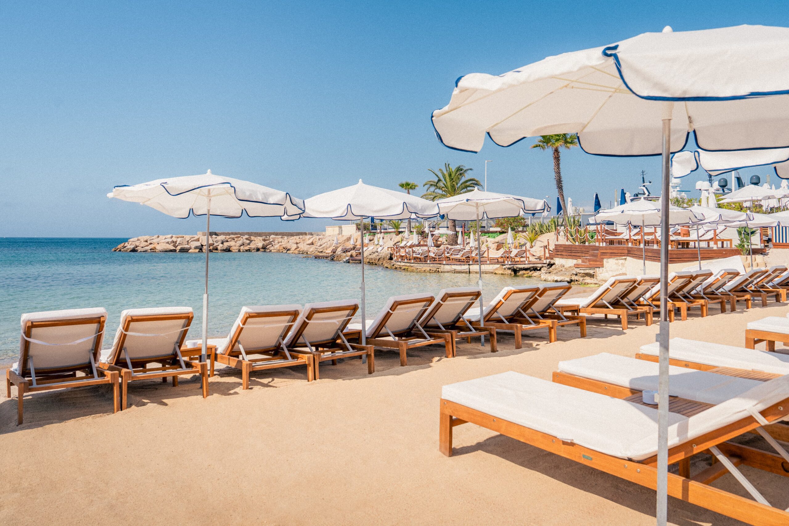 Réserver un matelas sur la plage de TETOU
